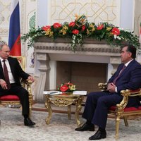 Putins Tadžikistānas prezidentam uzdāvinājis snaipera šauteni
