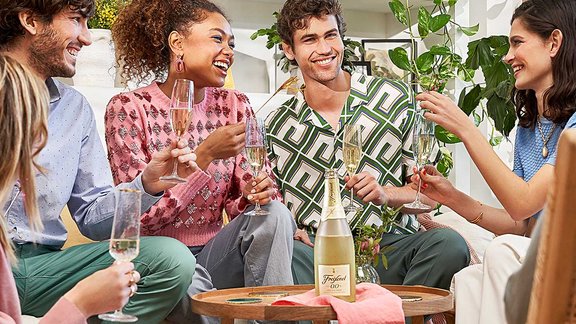 Mazāk formāli, vairāk sirsnīgi: kas īsti ir 8. marta svinības?