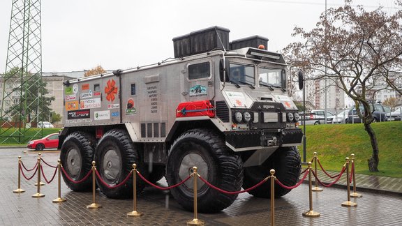 Visurgājējs 'Burlak' pie Rīgas Motormuzeja