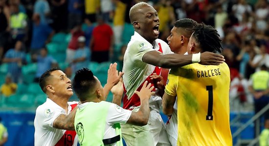 Peru 'pendelēs' uzvaru Urugvaju un iekļūst 'Copa America' pusfinālā