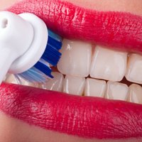 Как отбелить зубы в домашних условиях