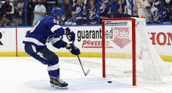 Čempioni 'Lightning' iekļūst NHL Austrumu konferences finālā