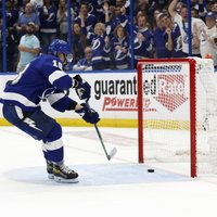 Čempioni 'Lightning' iekļūst NHL Austrumu konferences finālā