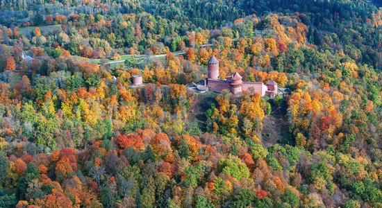 Iespaidīgi foto: Siguldas puses rudens kolorīts no cita rakursa