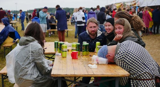 'Positivus' trešās dienas rīts. Telšu pilsētiņa mostas un veļas