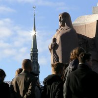 Foto: Atklāj restaurēto Brīvības pieminekli