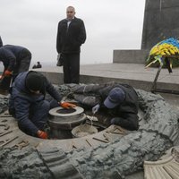 В Киеве неизвестные ночью залили бетоном "Вечный огонь"