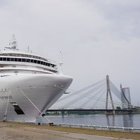 Foto: Rīgas ostā pirmo reizi piestājis luksusa kruīza kuģis 'Silver Spirit'