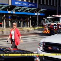 ASV uzbrucējs bankas ēkā nošāvis trīs cilvēkus