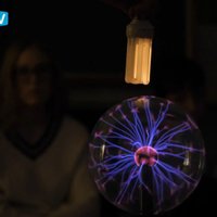 Eksperiments: kāpēc plazmas lampu tuvumā nevajadzētu likt viedierīces