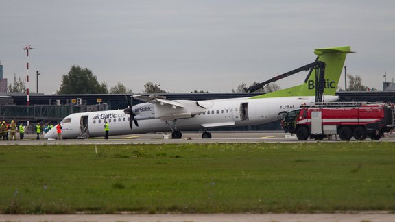 'airBaltic' avārijas nosēšanās Rīgas lidostā - 8