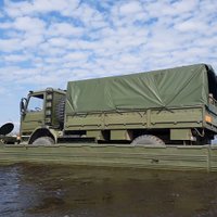 ФОТО, ВИДЕО: Земессарги на амфибиях форсируют Даугаву