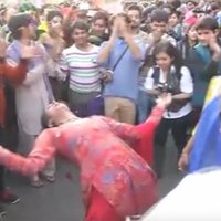 Video: Geju praidā Indijā dejo simtiem cilvēku