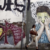Grieķi referendumā varētu atbalstīt vienošanos ar aizdevējiem, liecina aptaujas dati