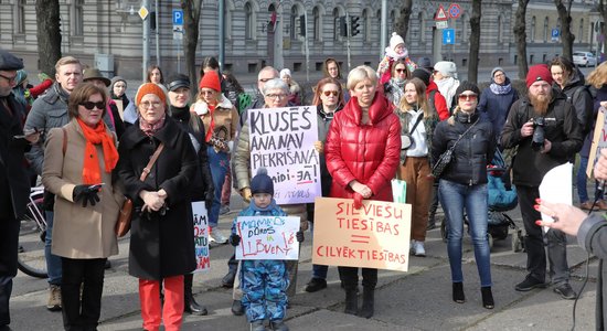 Foto: Ieskats Sieviešu solidaritātes gājienā pret vardarbību