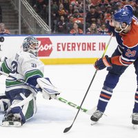 Vārtu stabs nav labs vārtsargs – Šilova panākumu noniecina 'Oilers' neveiksminieks Draizaitls