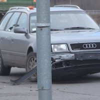 На перекрестке улиц Стацияс и Юпатовкас пострадали Audi и... прицеп (видео)