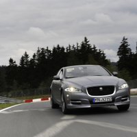 Nirburgringas trases apmeklētājus vizinās ar 'Jaguar XJ'
