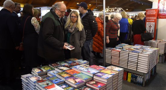 Foto: Svētki lasītājiem – Ķīpsalā sākusies ikgadējā Latvijas grāmatu izstāde