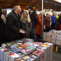 Foto: Svētki lasītājiem – Ķīpsalā sākusies ikgadējā Latvijas grāmatu izstāde