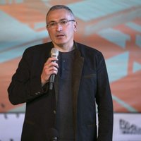 Hodorkovskim liegts ieiet separātistu kontrolētajā Doņeckas pilsētas domes ēkā