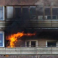 Пожар на Саркандаугаве: спасатели эвакуировали жителей пятиэтажки