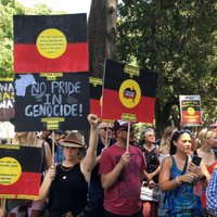 Austrālijā tūkstoši piedalās 'iebrukuma dienas' protesta demonstrācijās