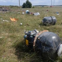 Kaujinieki apšauda MH17 nokrišanas vietu, lai slēptu pēdas, paziņo amatpersonas