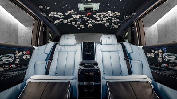 Rolls-Royce Phantom ar miljons dūrieniem