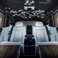 Ar ziediem apsēstam klientam 'Rolls-Royce' izšuj salonu ar miljons adatu dūrieniem