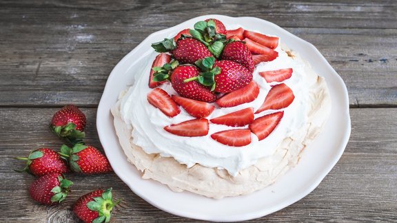 kūka putukrējums pavlova zemenes 