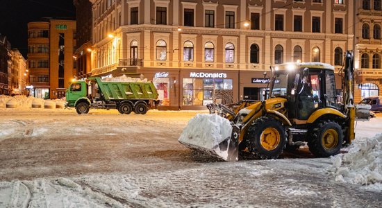 Rīgā sasnidzis šomēnes otrs lielākais sniega apjoms, satiksme apgrūtināta