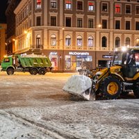 Sniega tīrīšanas dēļ vairākās ielās Rīgā ierobežos auto stāvēšanu