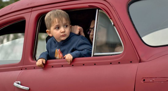 Aptauja: 13% vecāku piekāpjas bērnam, kad tas atsakās lietot drošības elementus automašīnā