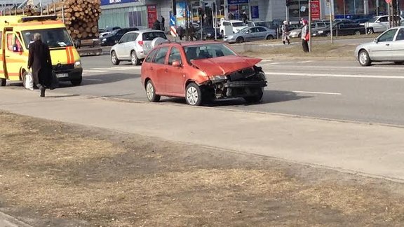 'Ātrās palīdzības' un 'Škoda' sadursme Pļavniekos - 1