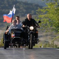 Putinu aicina saukt pie atbildības par braukšanu ar motociklu bez ķiveres