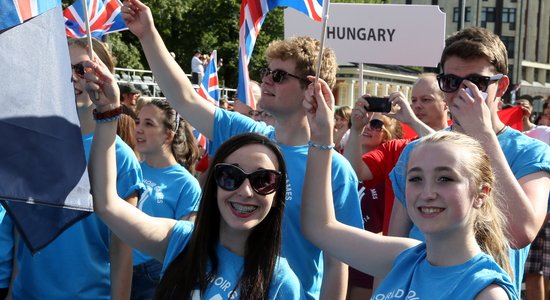 Foto: Pasaules koru olimpiādes dalībnieku gājiens Vecrīgā