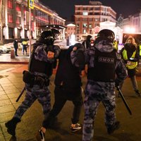 Krievijā Navaļnija atbalstītāju demonstrācijās aizturēti vairāk nekā 1050 cilvēku