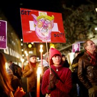 Foto: Tūkstošiem cilvēku Šveicē protestē pret Trampa dalību Davosas forumā