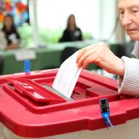 Divi iecirkņi ziņojuši par problēmām ar vēlēšanu urnām