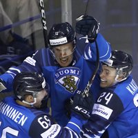 Somijas hokejisti atstāj pasaules čempioni Zviedriju ārpus pusfināla