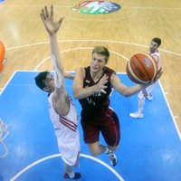 Latvijas U-20 basketbolisti pagarinājumā uzvar Lietuvu un cīnīsies par EČ piekto vietu