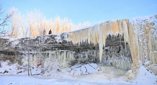 ФОТО. Царство сосулек: в Эстонии замерз самый широкий водопад в стране