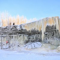 ФОТО. Царство сосулек: в Эстонии замерз самый широкий водопад в стране