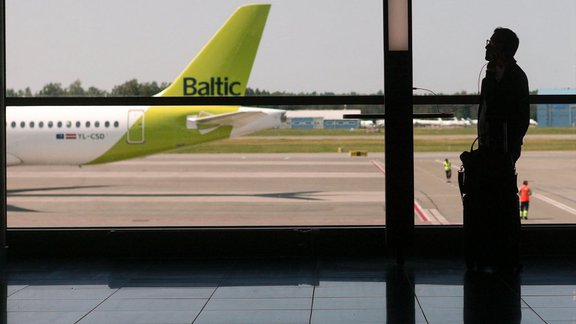 Lidosta Rīga, airBaltic, uzgaidīšana telpa, turists