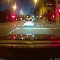 Video: Autovadītājam Rīgā sarkanā gaisma nav šķērslis