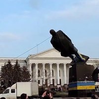 Ukrainā demontē Ļeņina statujas