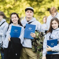 Kā studēt bez maksas privātā augstskolā, par kuras studentiem cīnās darba devēji?