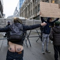 Vācijā policisti sūdzas par smagu slodzi Covid-19 ierobežojumu pretinieku protestu dēļ