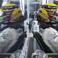 Hamiltons izcīna 'pole position' Ķīnā, Vēbers paliek bez degvielas